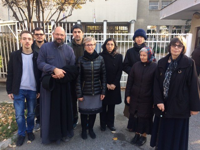 Мисионари испред Окружног затвора у Београду